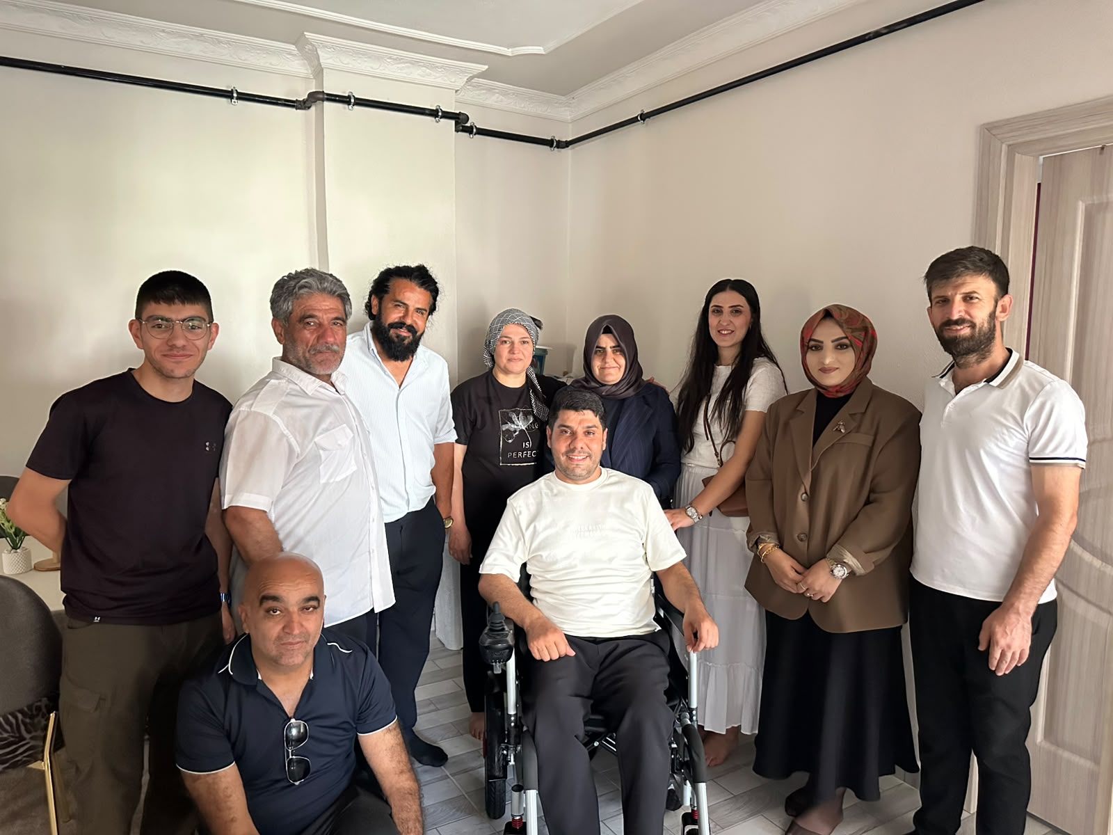 AK Parti Kadın Kolları’ndan Engellilere Akülü Sandalye Desteği
