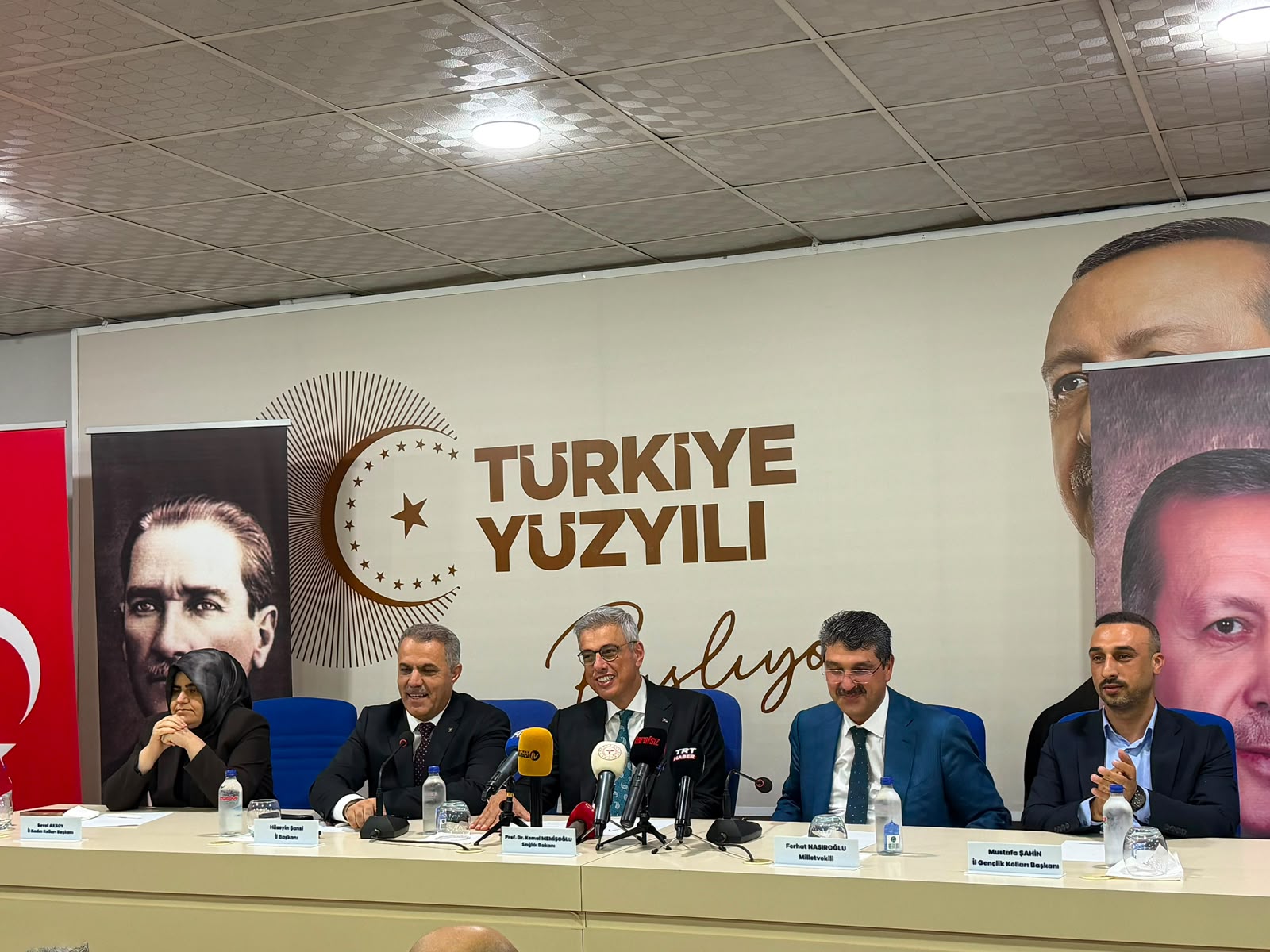 akkkkSağlık Bakanı Kemal Memişoğlu AK Parti Batman İl Başkanlığını Ziyaret Etti