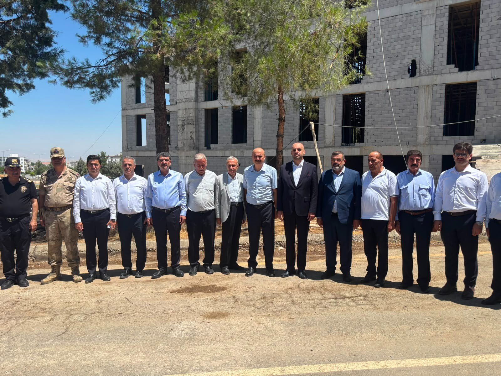 Vali Canalp, Beşiri’de Yapımı Süren Hacı İzzet Aydiş Camii İnşaatını İnceledi