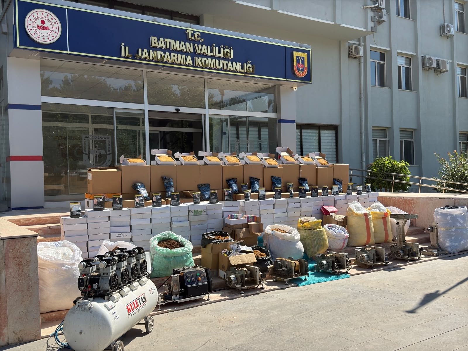 Batman’da Kaçakçılık Operasyonu: Binlerce Kaçak Ürün Ele Geçirildi