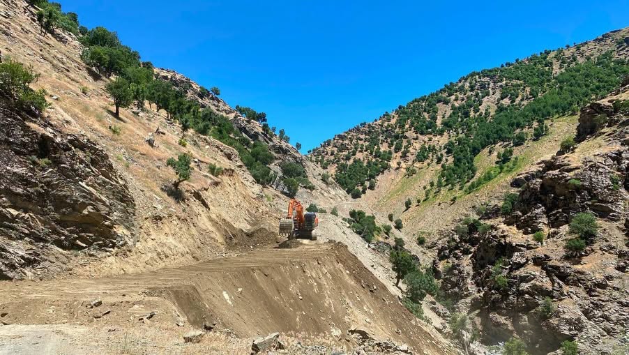 Sason’da Köy ve Yayla Yollarında Çalışmalar Sürüyor