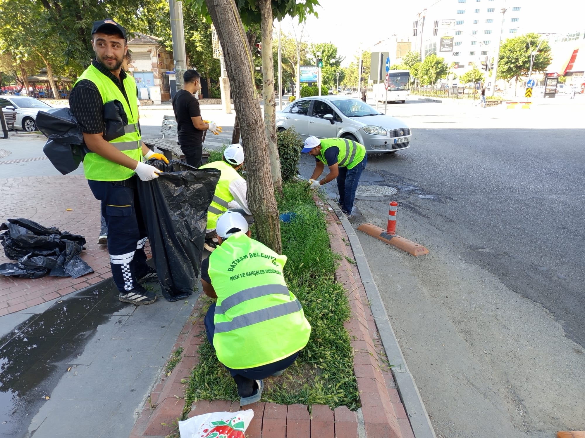 Batman’da Park Ve Refüjlerde Kapsamlı Temizlik