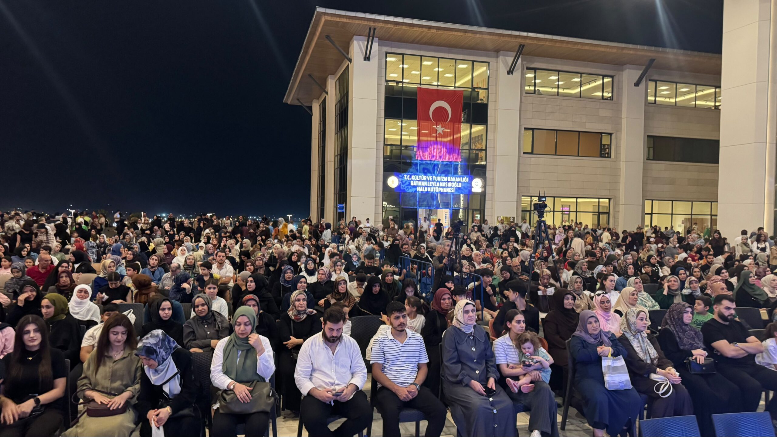 Peygamber Sevgisi Külliyeyi Doldurdu: Binlerce Gönül Aynı Duada Buluştu