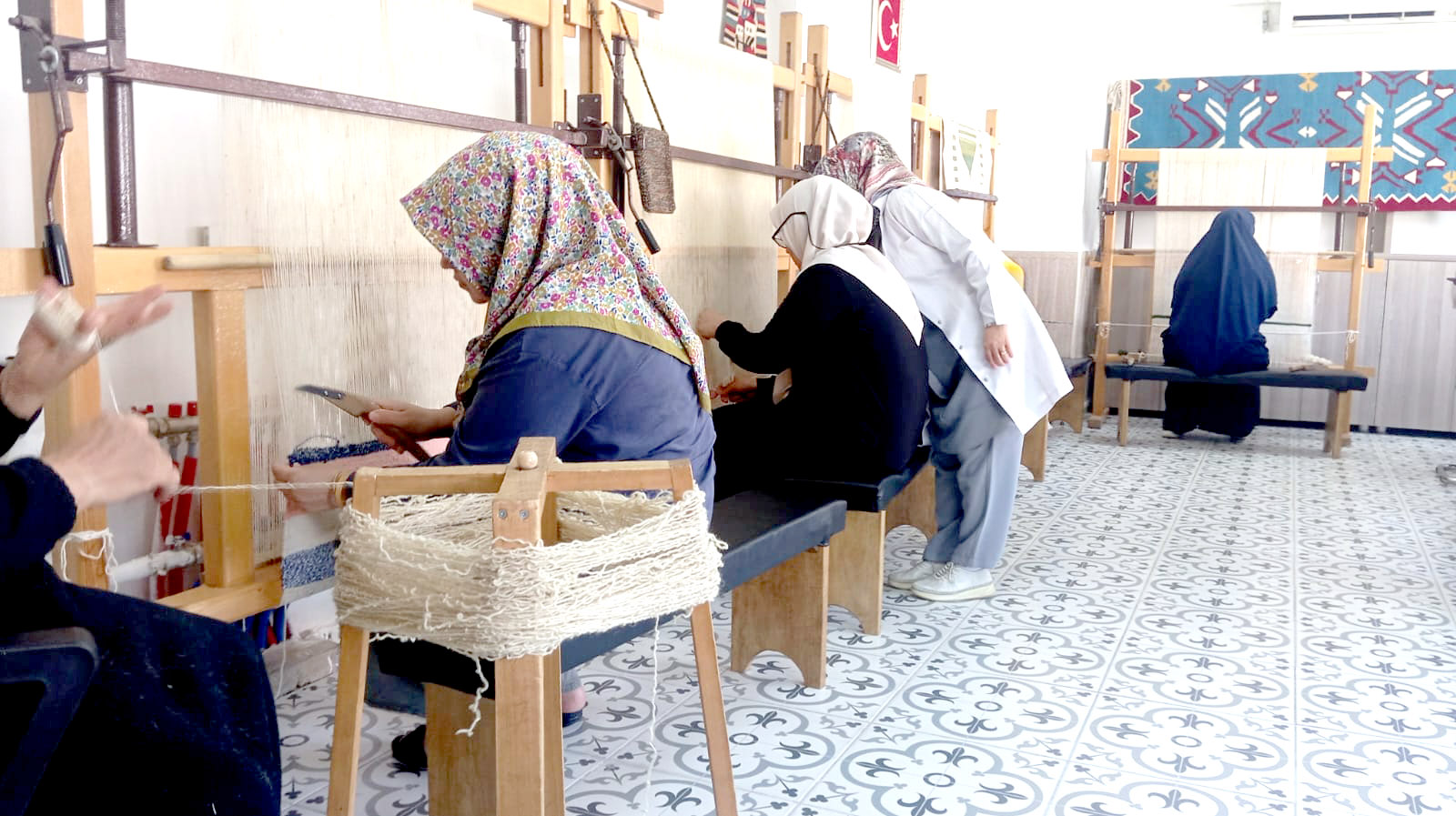 Eski Giysiler El Emeğiyle Halı ve Çantaya Dönüşüyor