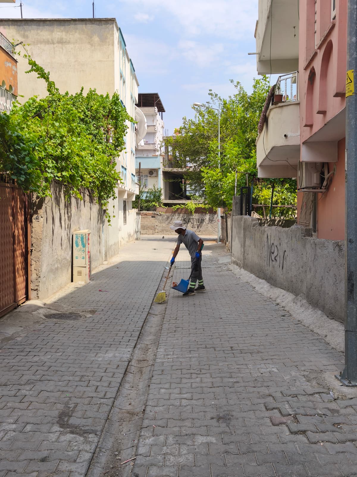 Mahallelerde Temizlik Çalışmaları Aralıksız Sürüyor