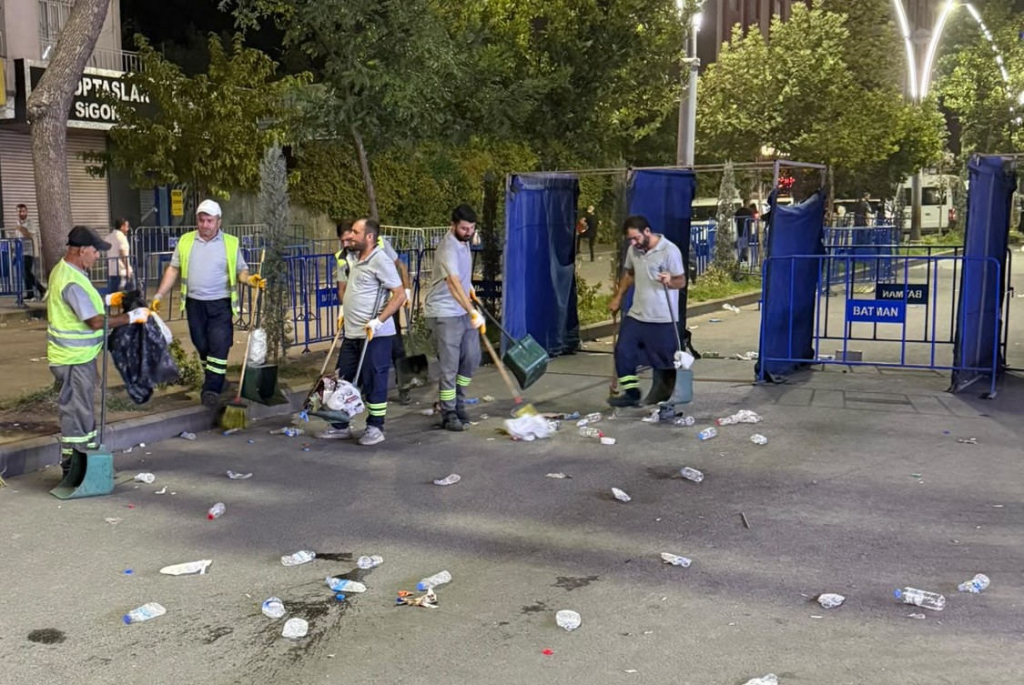 PARK, SEMT PAZARI VE KONSER ALANLARINDA KAPSAMLI TEMİZLİK