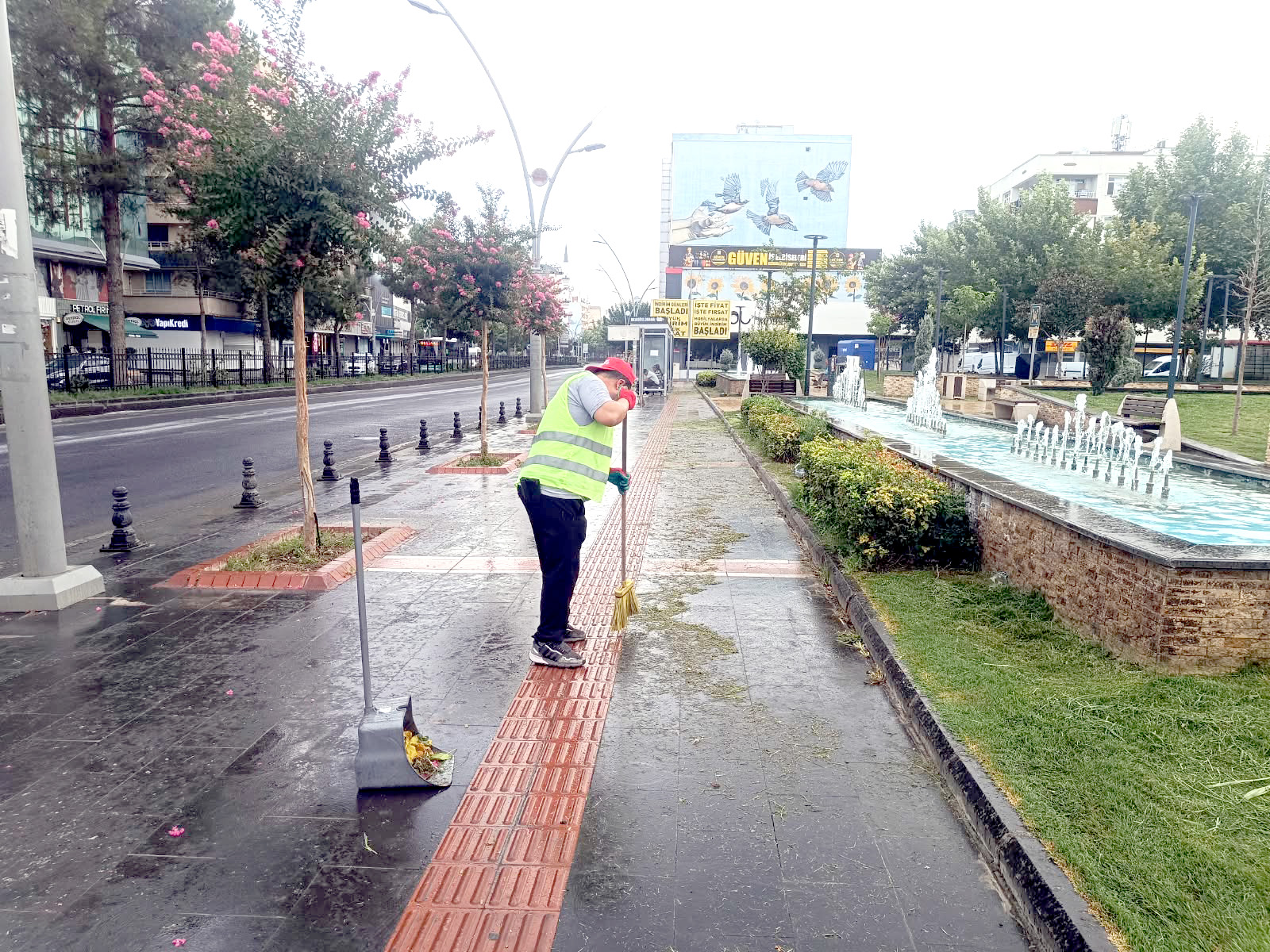 Belediye Ekipleri Kentin Her Noktasını Temizliyor