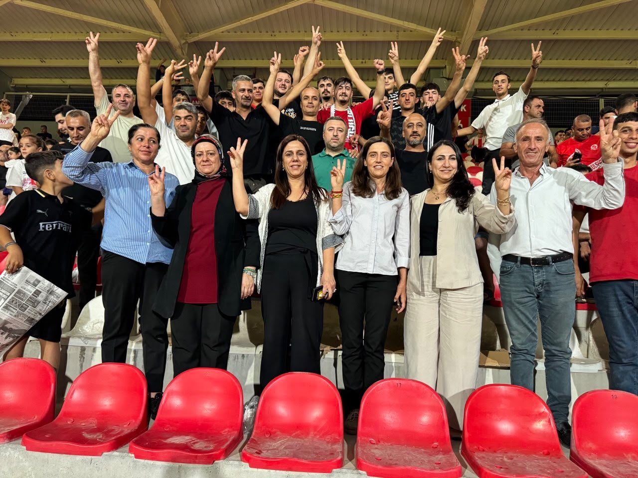 DEM Parti Heyeti Petrolspor’un İlk Maçını Tribünden İzledi