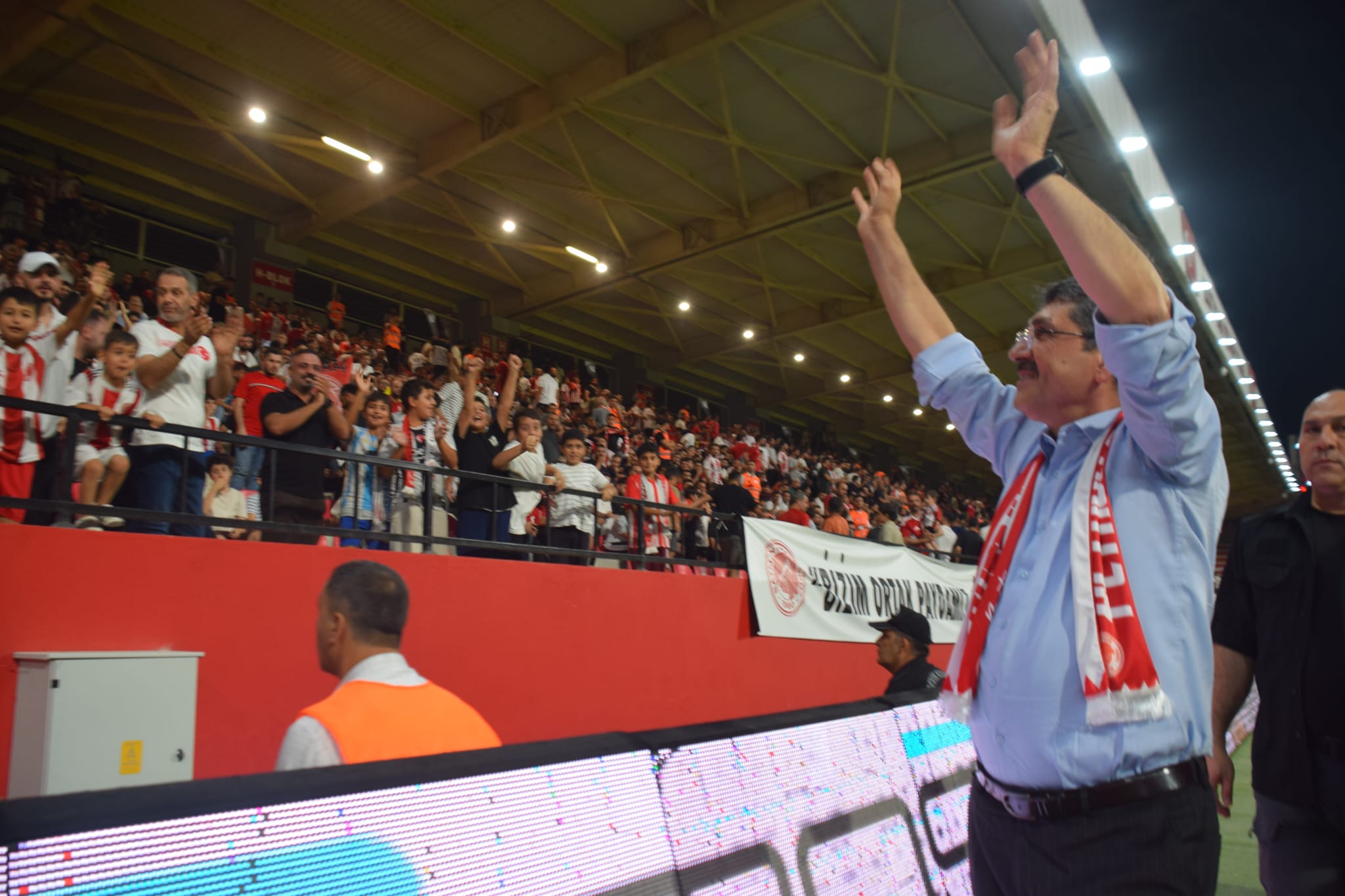 Nasıroğlu Taraftarı Selamladı, Tribünler Alkışlarla Karşılık Verdi