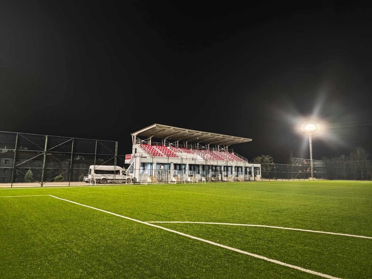 Sason İlçe Stadının Aydınlatması Yenilendi