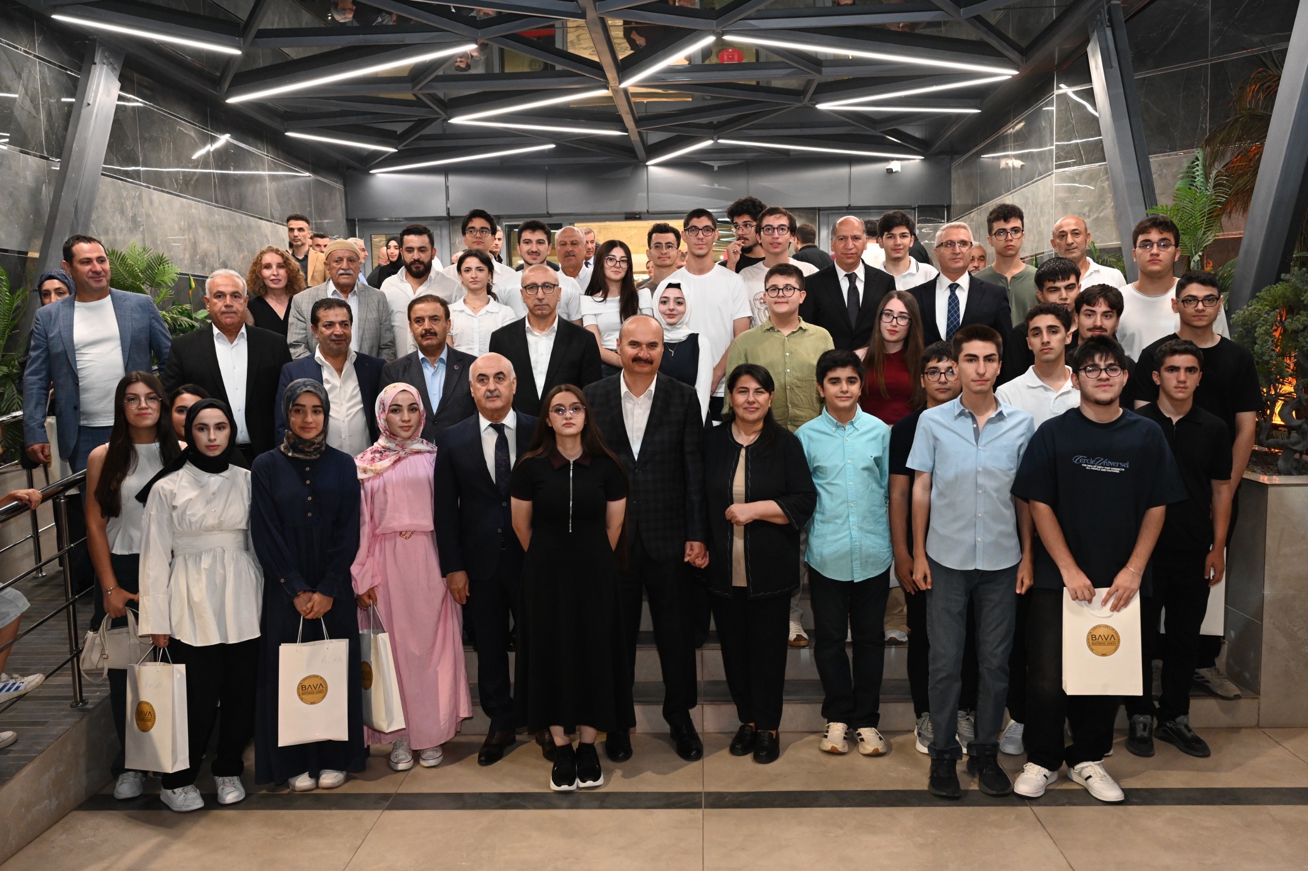 BAVA’dan başarılı 41 öğrenciye tam altın