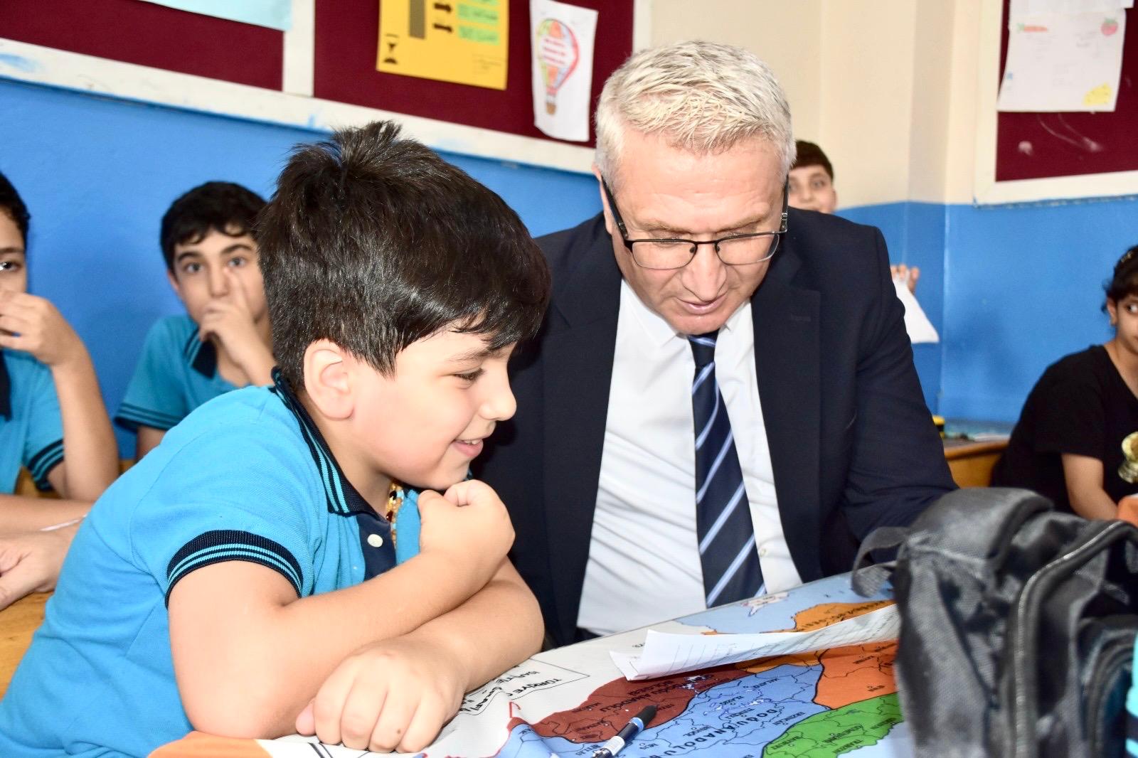 İl Müdürü Ciğer, eğitim yılının ilk gününde öğrencilerle buluştu
