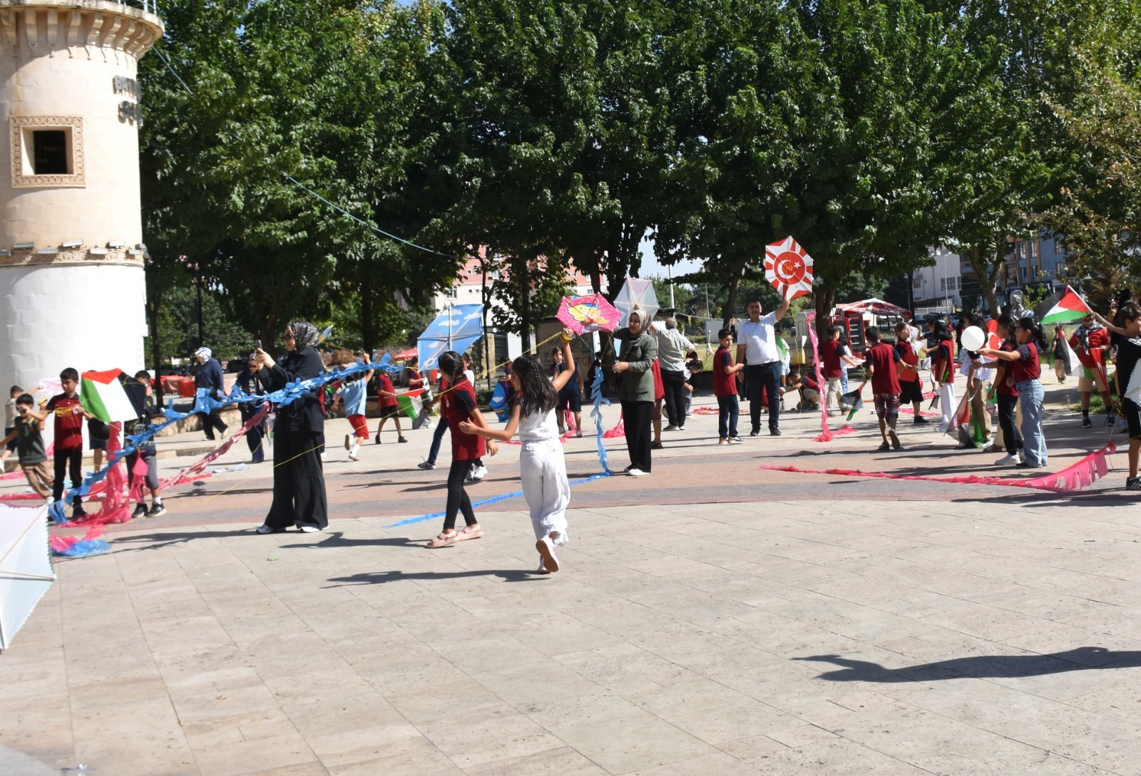 Gazzeli çocuklar için gökyüzüne uçurtmalar bırakıldı “UÇURTMALAR VURULMASIN”