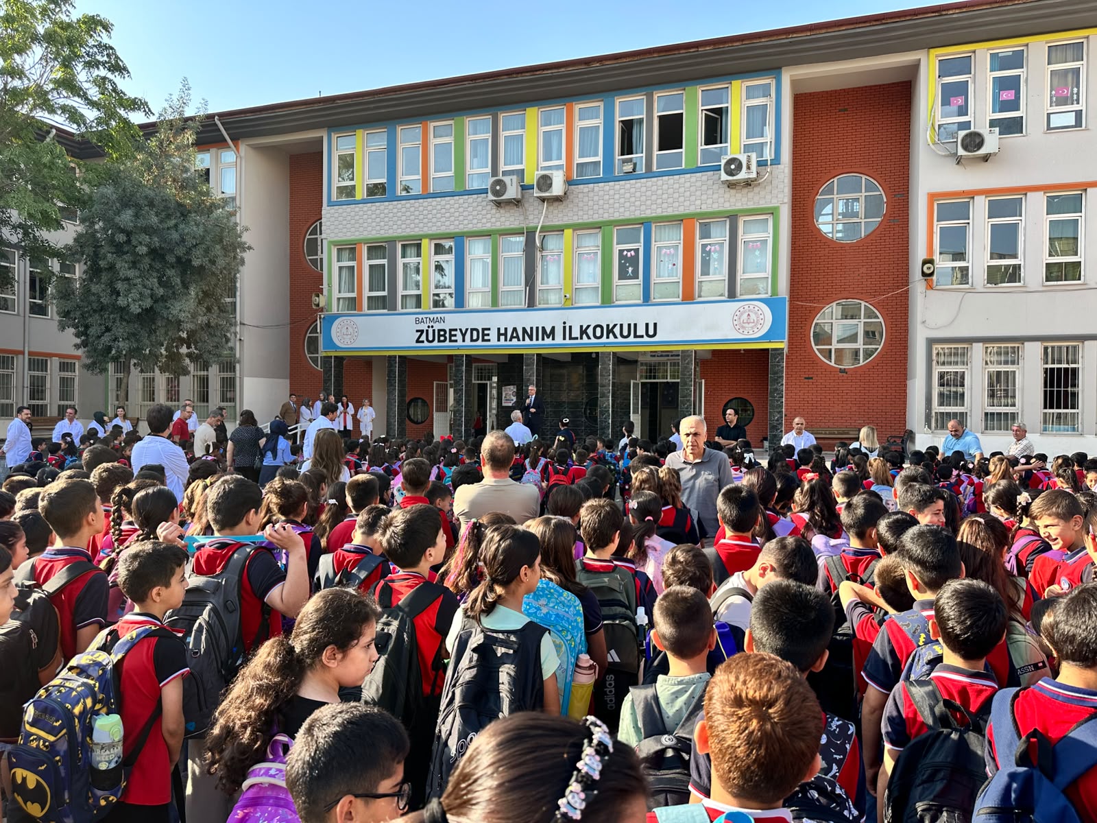 Müdür Ciğer, Zübeyde Hanım İlkokulunda bayrak törenine katıldı