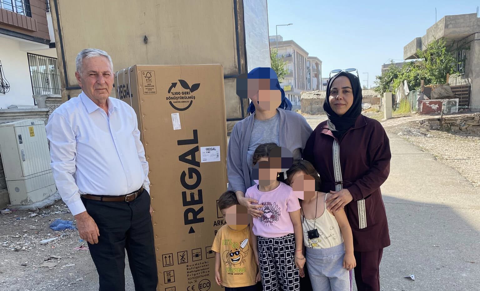 CHP BATMAN İL BAŞKANLIĞINDAN İKİ AİLEYE BUZDOLABI DESTEĞİ