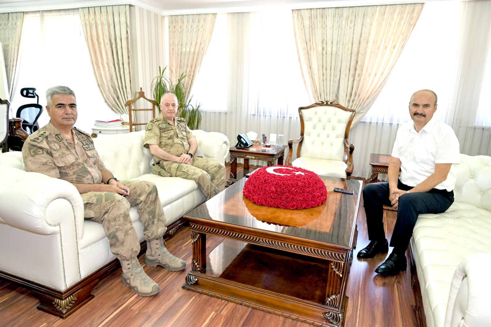 Korgeneral Topçu’dan Vali Canalp’e Ziyaret