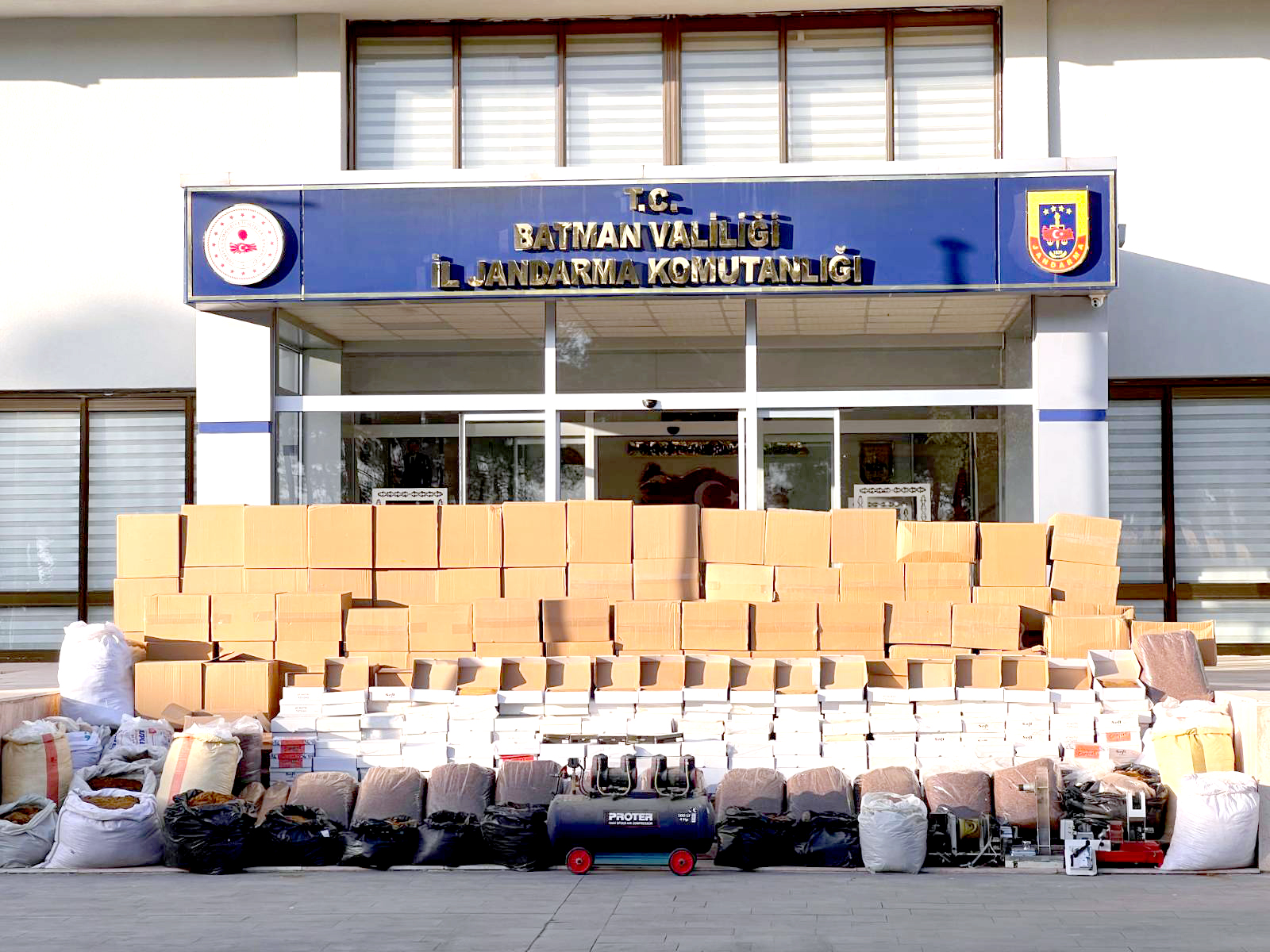 524 Kilo Tütün ve 800 Bin Makaron Ele Geçirildi