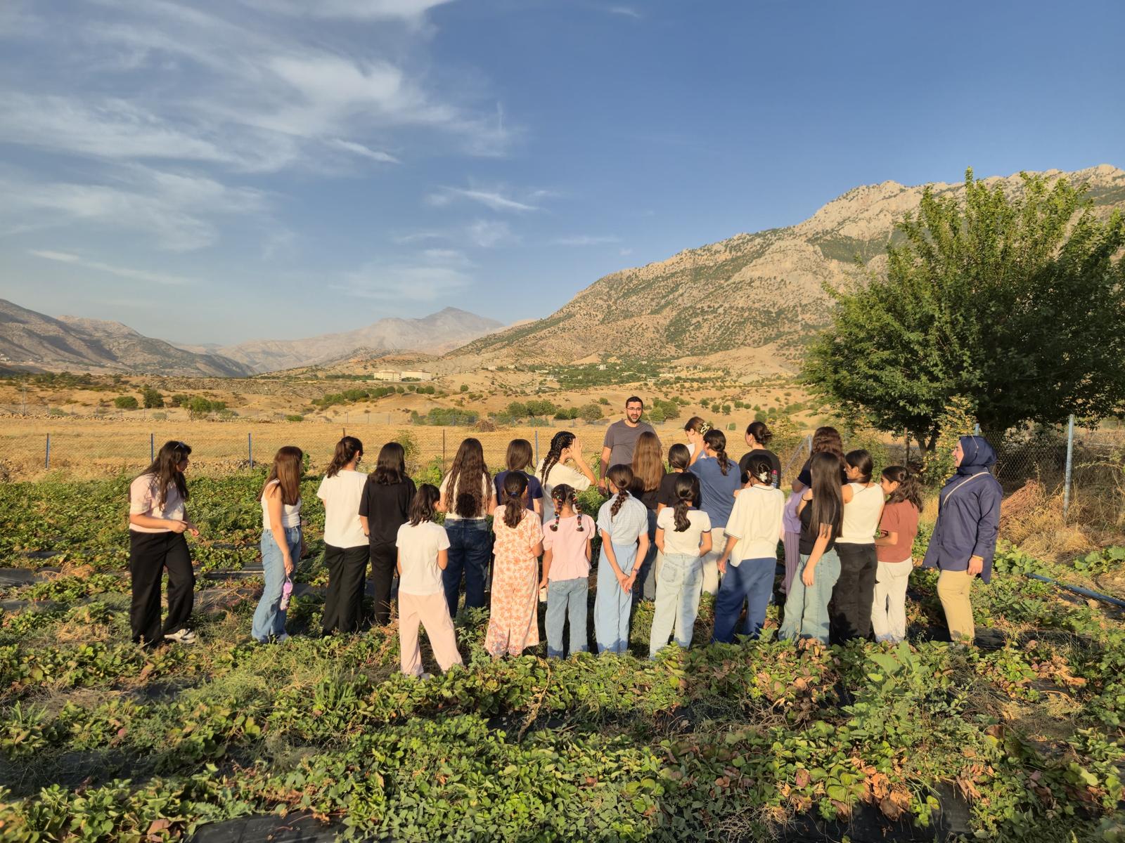 Koruma altındaki çocuklar Sason’da çilek hasadı yaptı