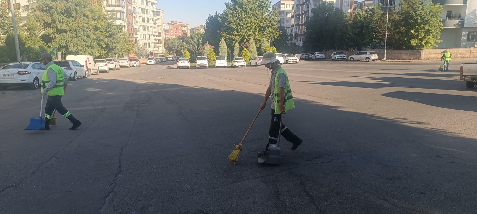 BATMAN’DA “DAHA TEMİZ BİR KENT” HEDEFİYE TEMİZLİK ÇALIŞMALARI SÜRÜYOR