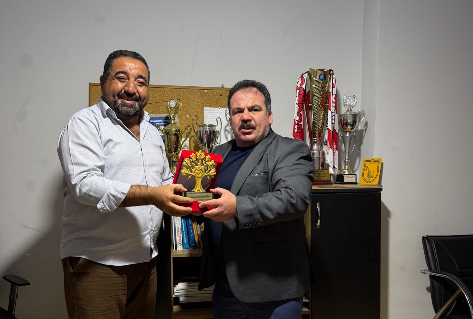 OSMAN SEYREK’E PLAKET VE MİLLİ FORMA SÜRPRİZİ