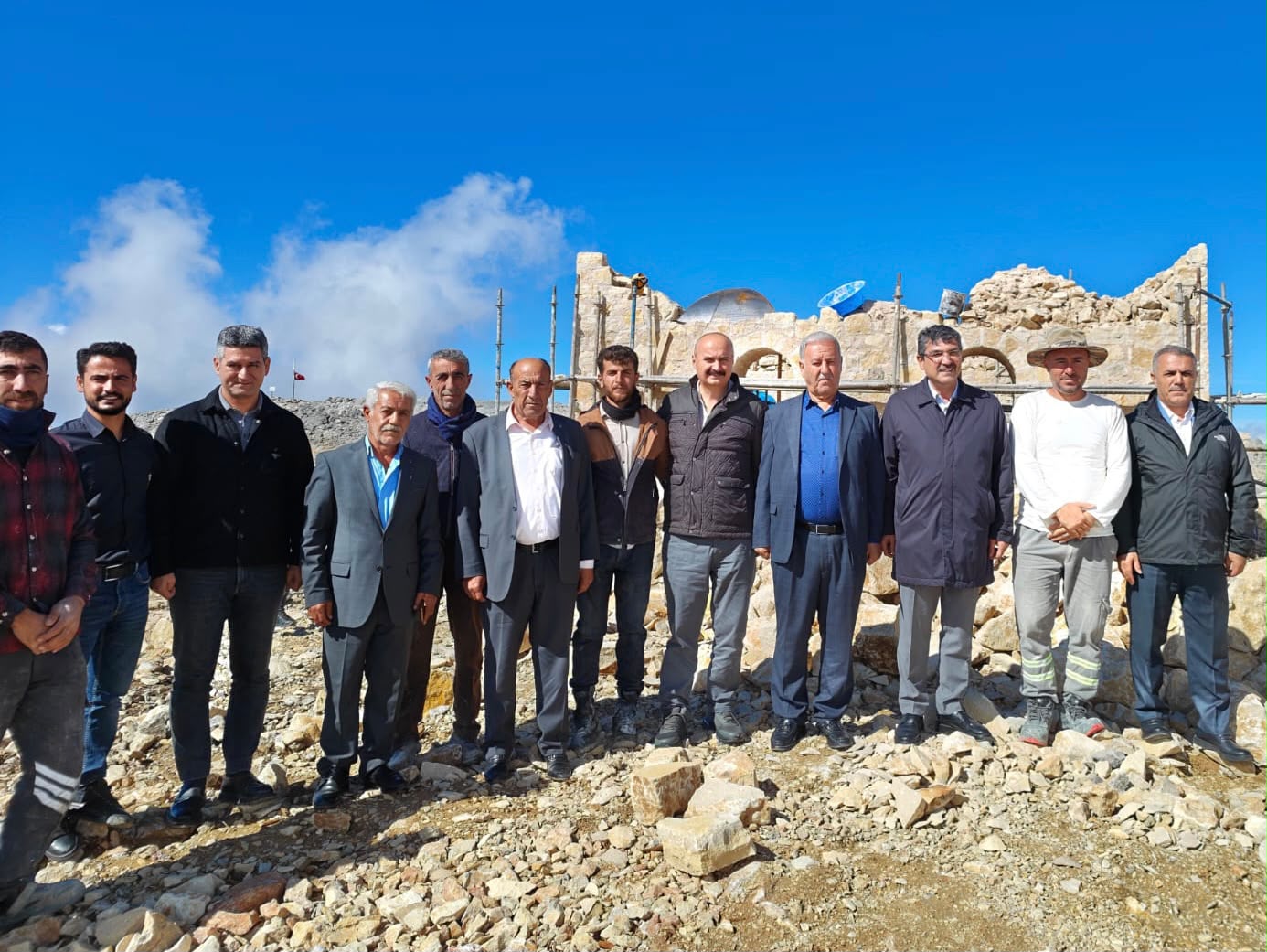 Mereto Zirvesinde Kilise ve Cami yan yana yükseliyor