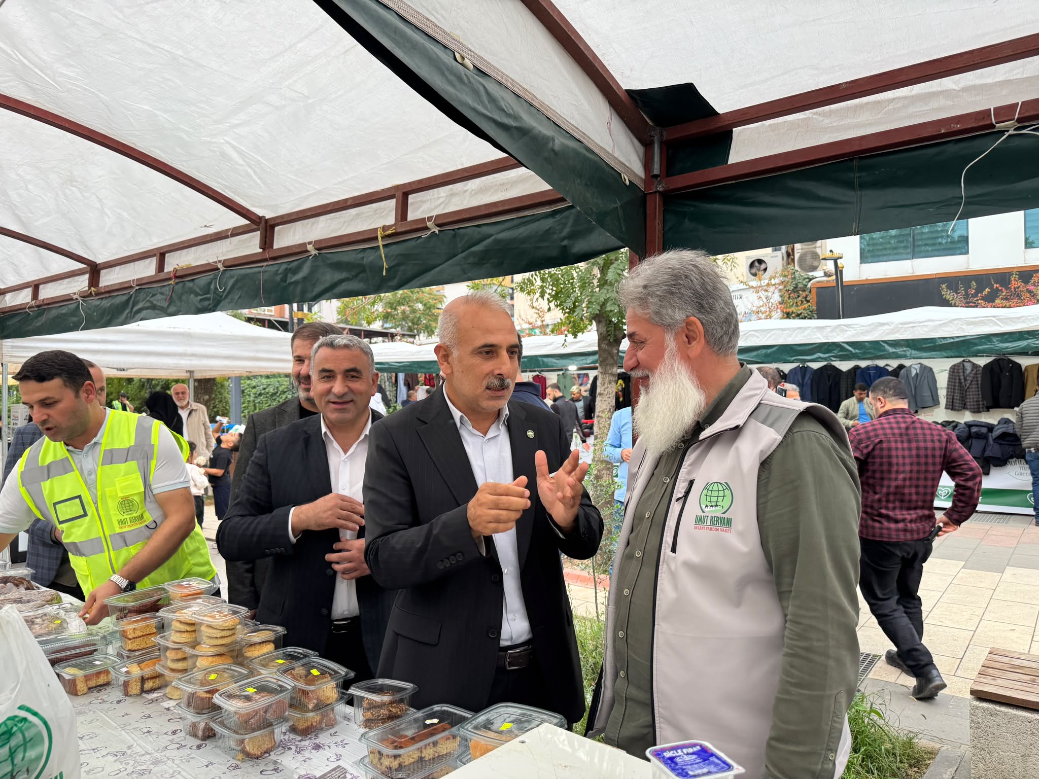 HÜDA PAR Batman İl Başkanı Doğru, Umut Kervanı’nın Yardım Kermesini Ziyaret Etti