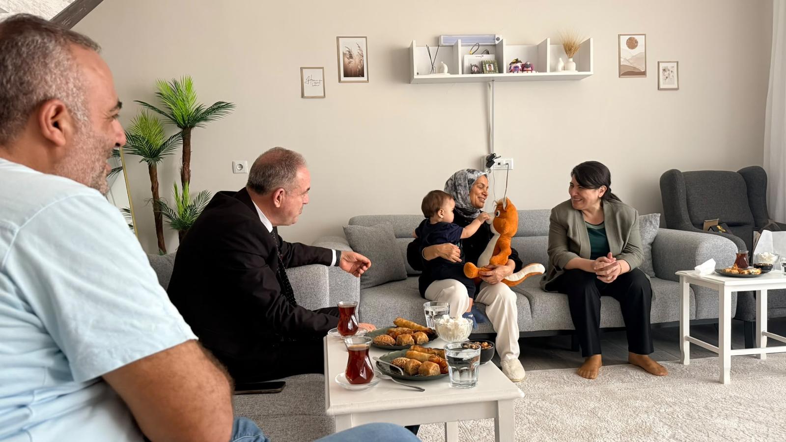 Dr. Ayten Canalp koruyucu aileyi ziyaret etti