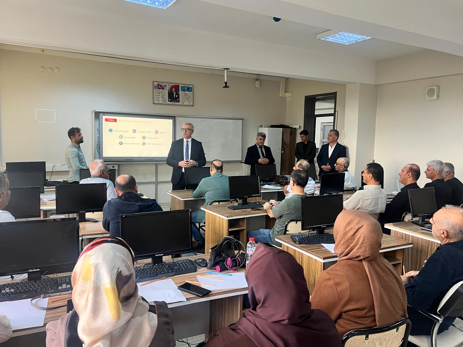 Müdür Ciğer, Maarif Modeli seminerine katılan öğretmenlerle buluştu