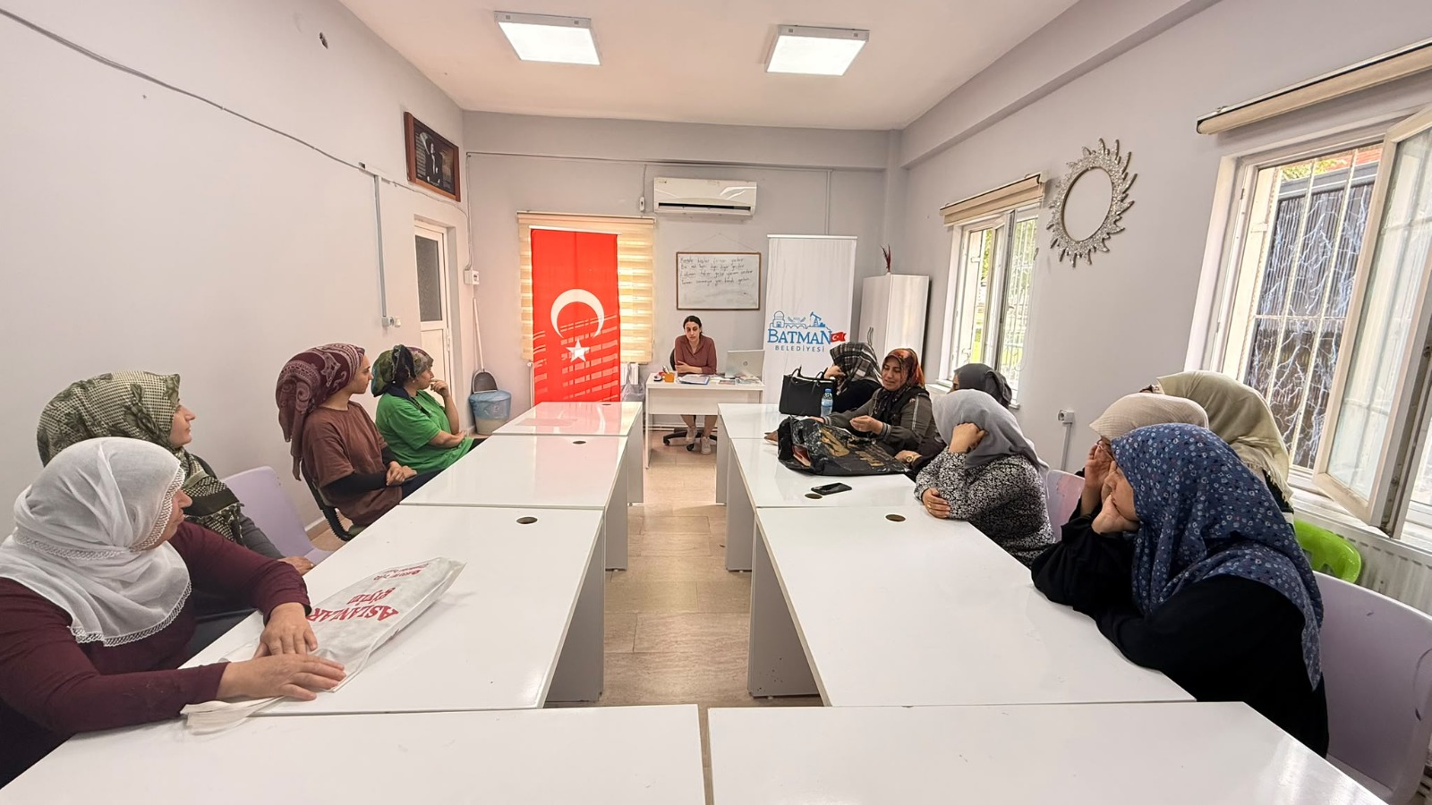 ‘Öğrenen Mahalleler, Bilinçli Aileler” eğitimi düzenlendi Batman Belediyesi Kadın ve Aile Hizmetleri Müdürlüğü tarafından yürütülen “Öğrenen Mahalleler, Bilinçli Aileler” projesi kapsamında farkındalık eğitimlerinin 8’incisi Petrolkent Mahallesi’nde gerçekleştirildi. KADINLARA FARKINDALIK EĞİTİMİ Yeni açılan BİLMEK kursunda düzenlenen programa, kadın kursiyerler ile merkez personeli katıldı. Eğitimler, Kadın ve Aile Hizmetleri Müdürlüğünde görevli uzman psikolog, sosyolog ve çocuk gelişimci tarafından verildi. Programda dijital bağımlılık, aile içi etkili iletişim, mahremiyet hakkı ve sınırlar ile şiddet ve şiddet türleri konularında bilgilendirme yapıldı. BİLİNÇLİ AİLELERE KATKI Katılımcılara dijital teknolojilerin güvenli kullanımı, aile içi sağlıklı iletişim, kişisel alan ve sınırların korunması ile şiddetin farklı biçimleri hakkında bilgiler aktarıldı.