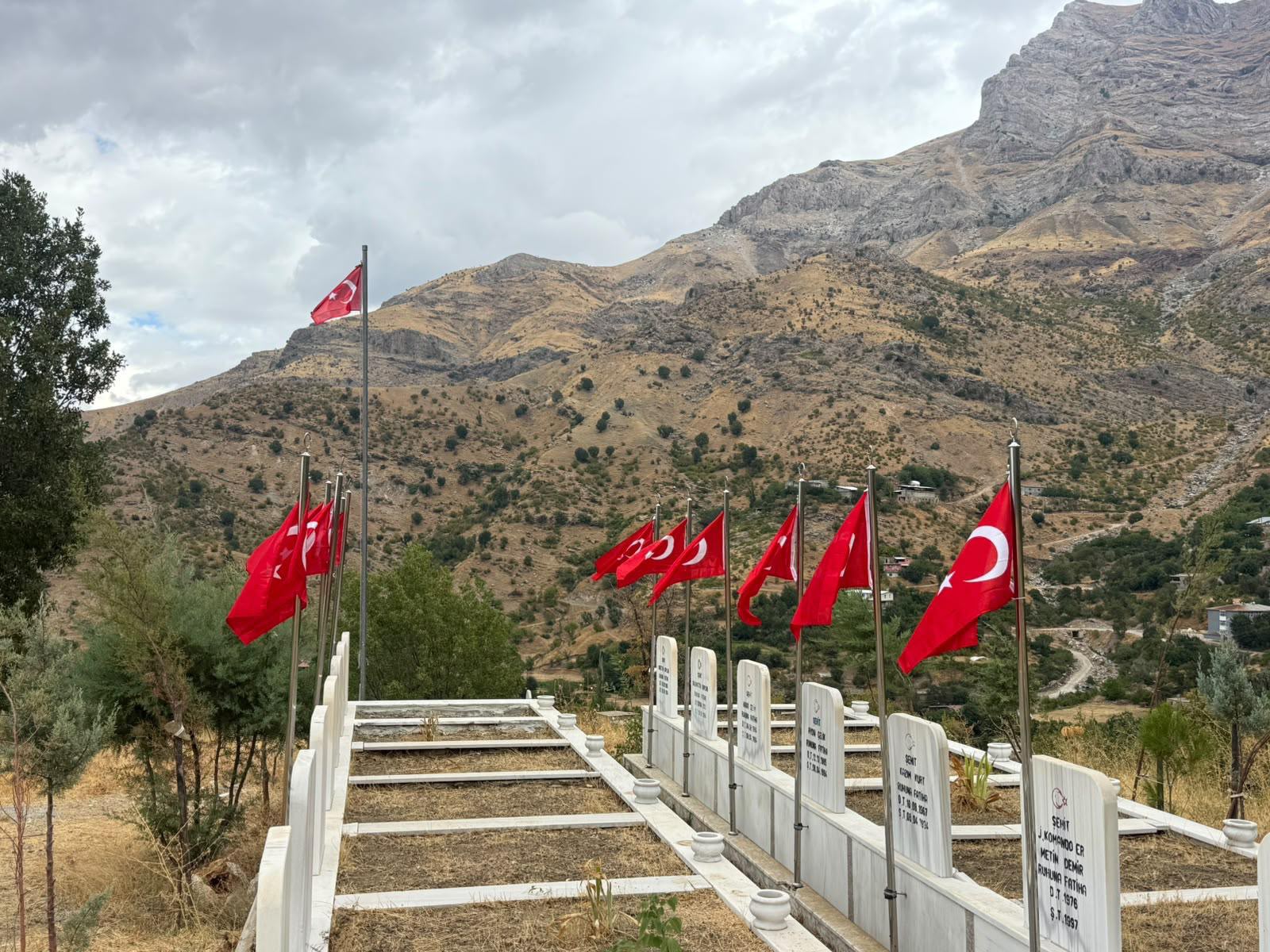 Sason’da Şehit Kabirlerinde Bayraklar Yenileniyor
