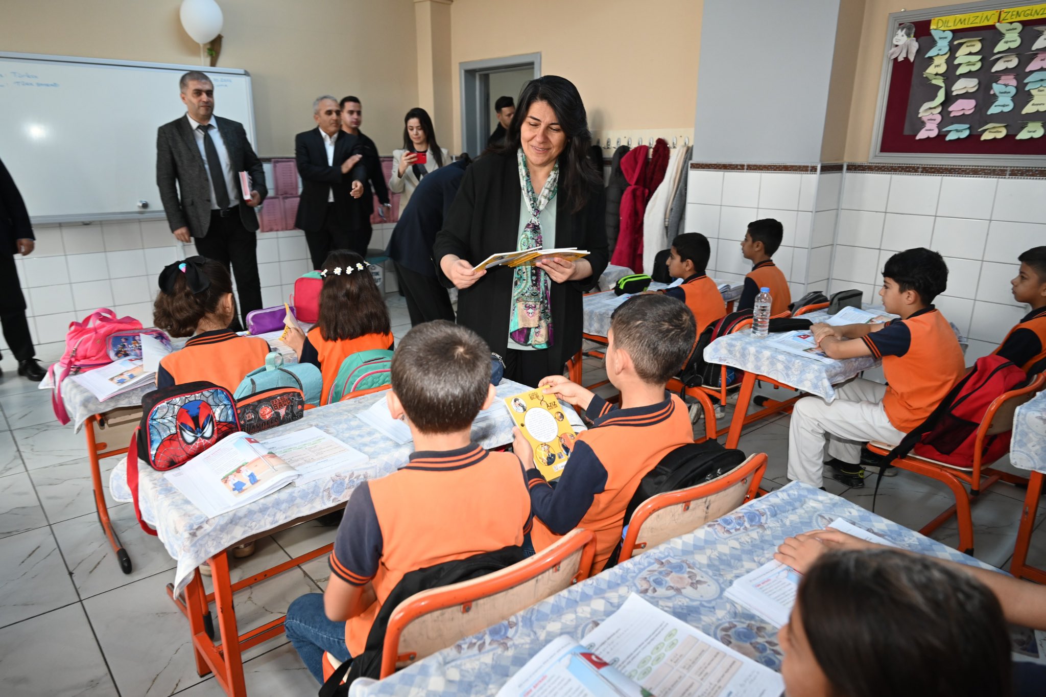 Öğrencilere Aziz Sancar’ın Hayatını Anlatan Kitap Hediye Edildi
